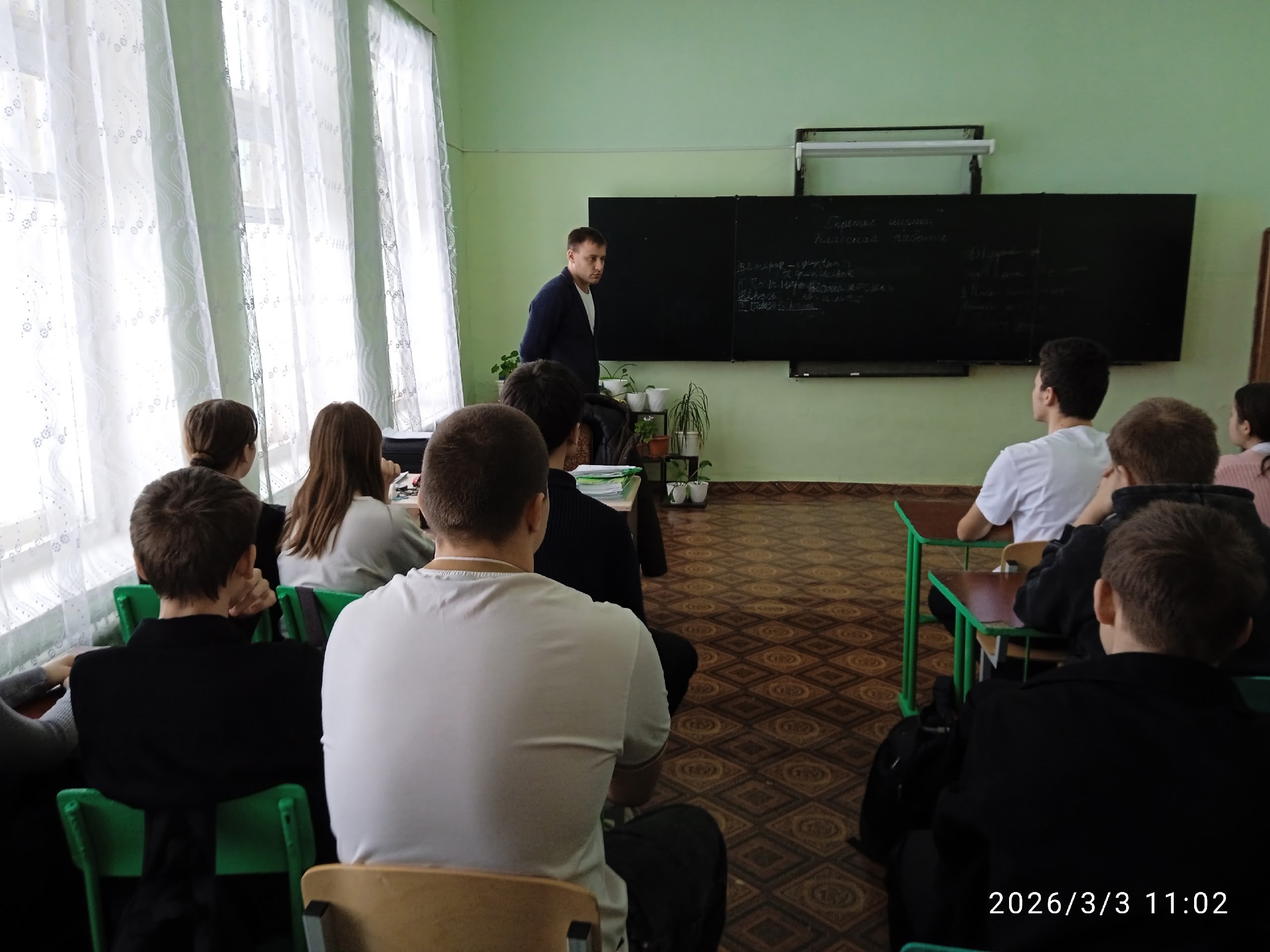 Полицейский провел беседу с подростками о терроризме и экстремизме