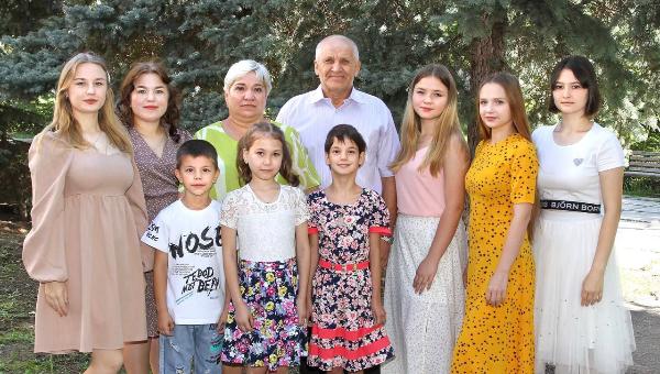 Семья из Новоузенска признана самой успешной замещающей семьей региона