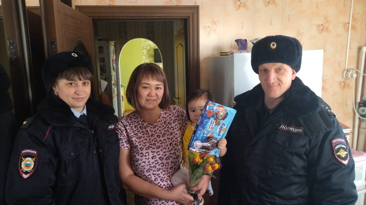 В г. Новоузенске прошли ежегодные акции «8 марта- в каждый дом» и «Цветы для автоледи».