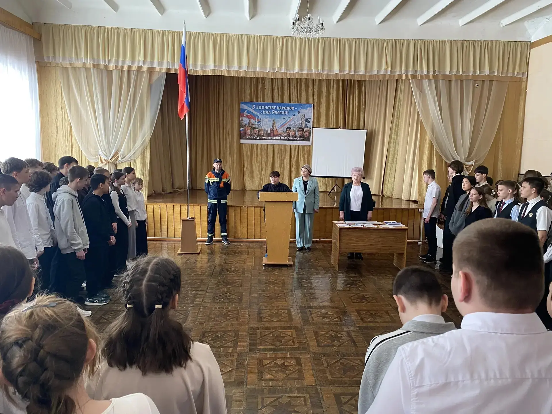 Сотрудники Госавтоинспекции провели профилактические беседы о безопасности дорожного движения в школе