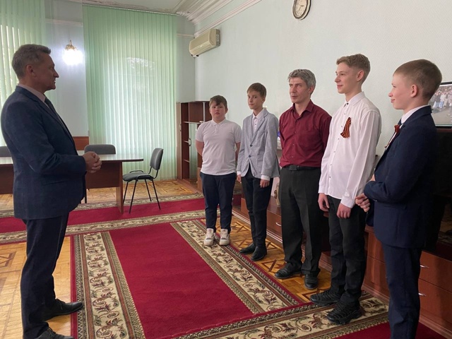 Глава района встретился с участниками международного чемпионата по робототехнике