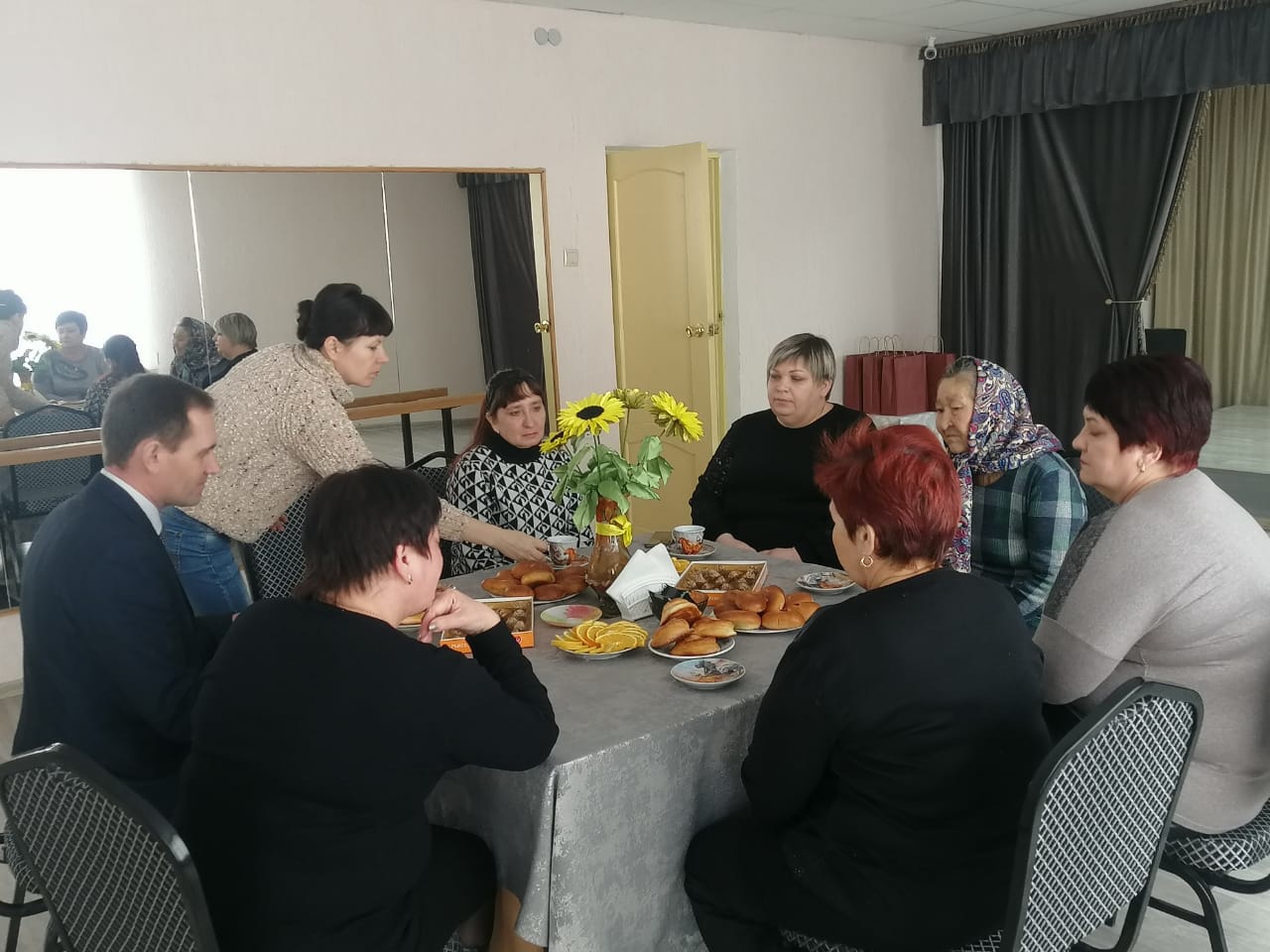 Заместитель главы администрации района А.Шкрябин встретился в канун 8 марта с мамами погибших в ходе СВО новоузенцев