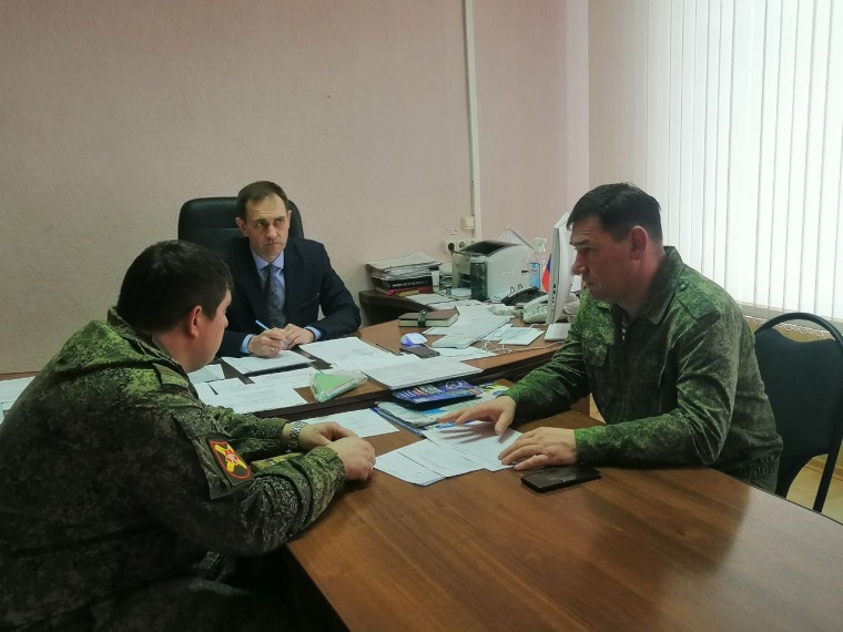 На совещании в районной администрации – вопрос отбора на службу по контракту