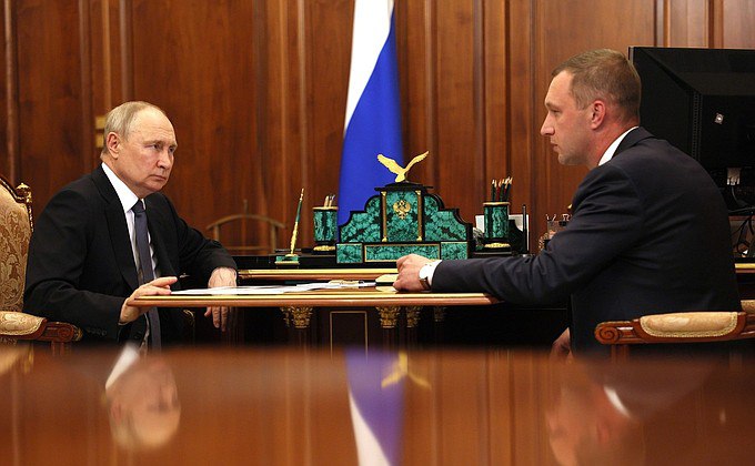 Владимир Путин встретился с губернатором Саратовской области Романом Бусаргиным