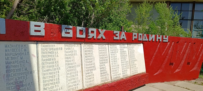 В селе Олоновка всем миром обновили памятник фронтовикам
