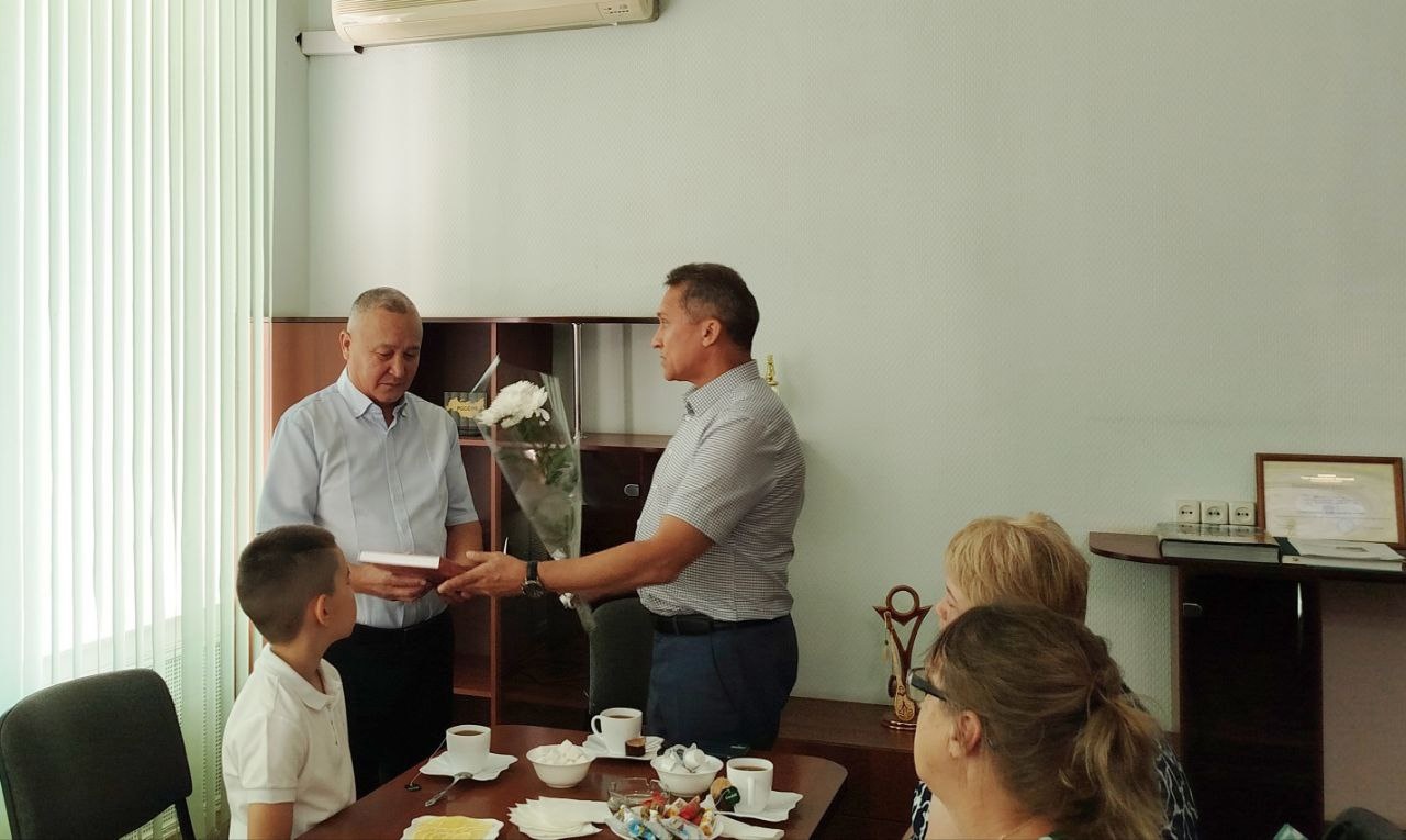 17 июля Андрей Опалько провел встречу с родными участников специальной военной операции, на которой были вручены "Книги памяти Саратовской области" с именами Героев.