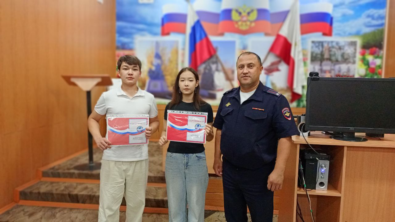 Полицейские вручили сертификаты юным друзьям полиции из школы № 4.
