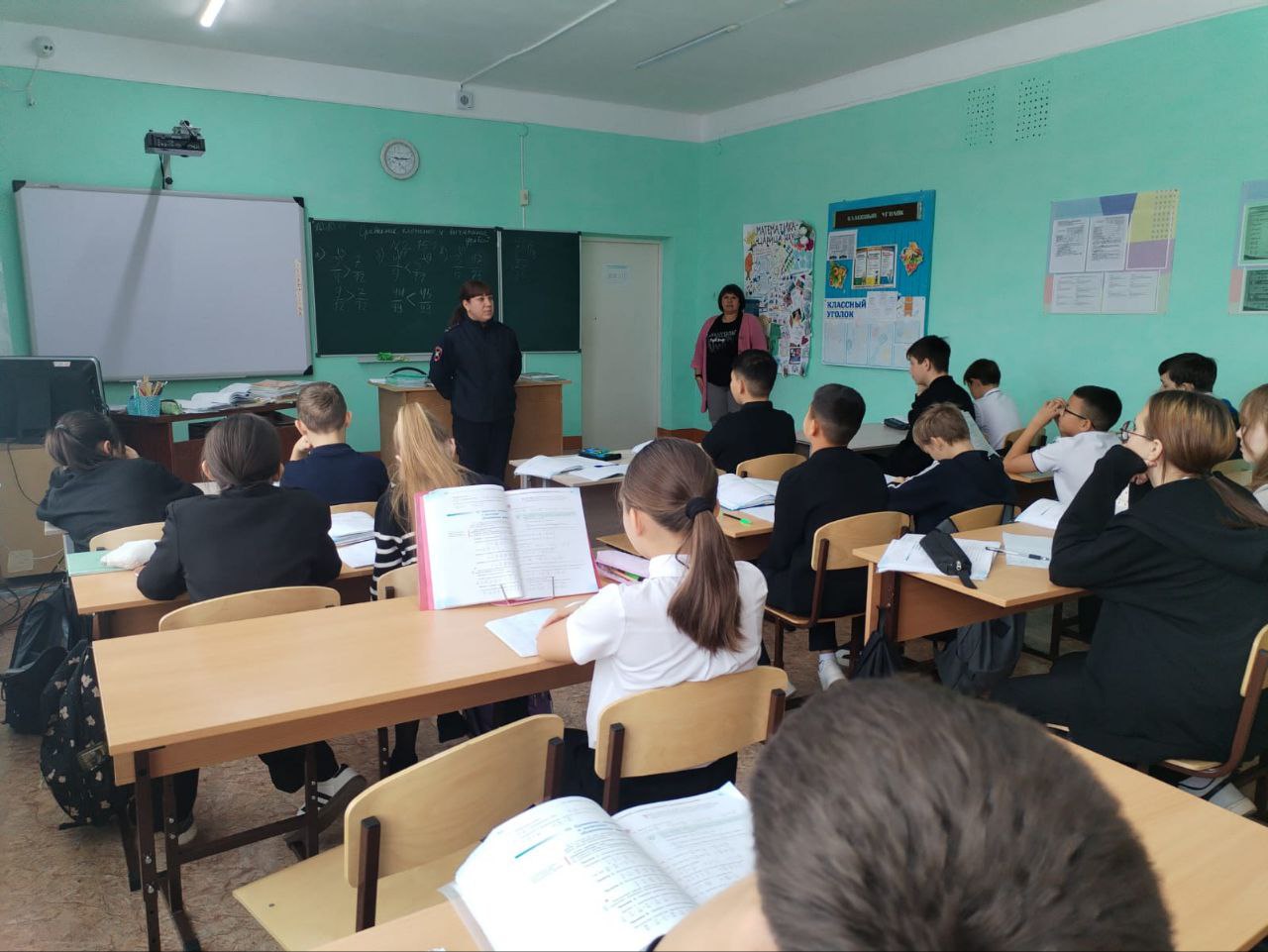 Госавтоинспектор провела для школьников профилактическое мероприятие «Пешеход, засветись!»