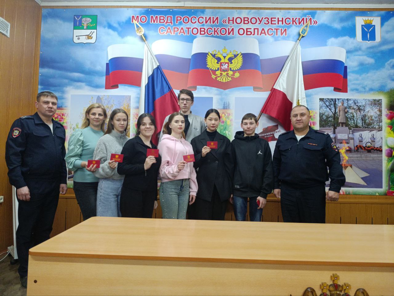 Полицейские вручили удостоверения студентам, вступившим в ДНД