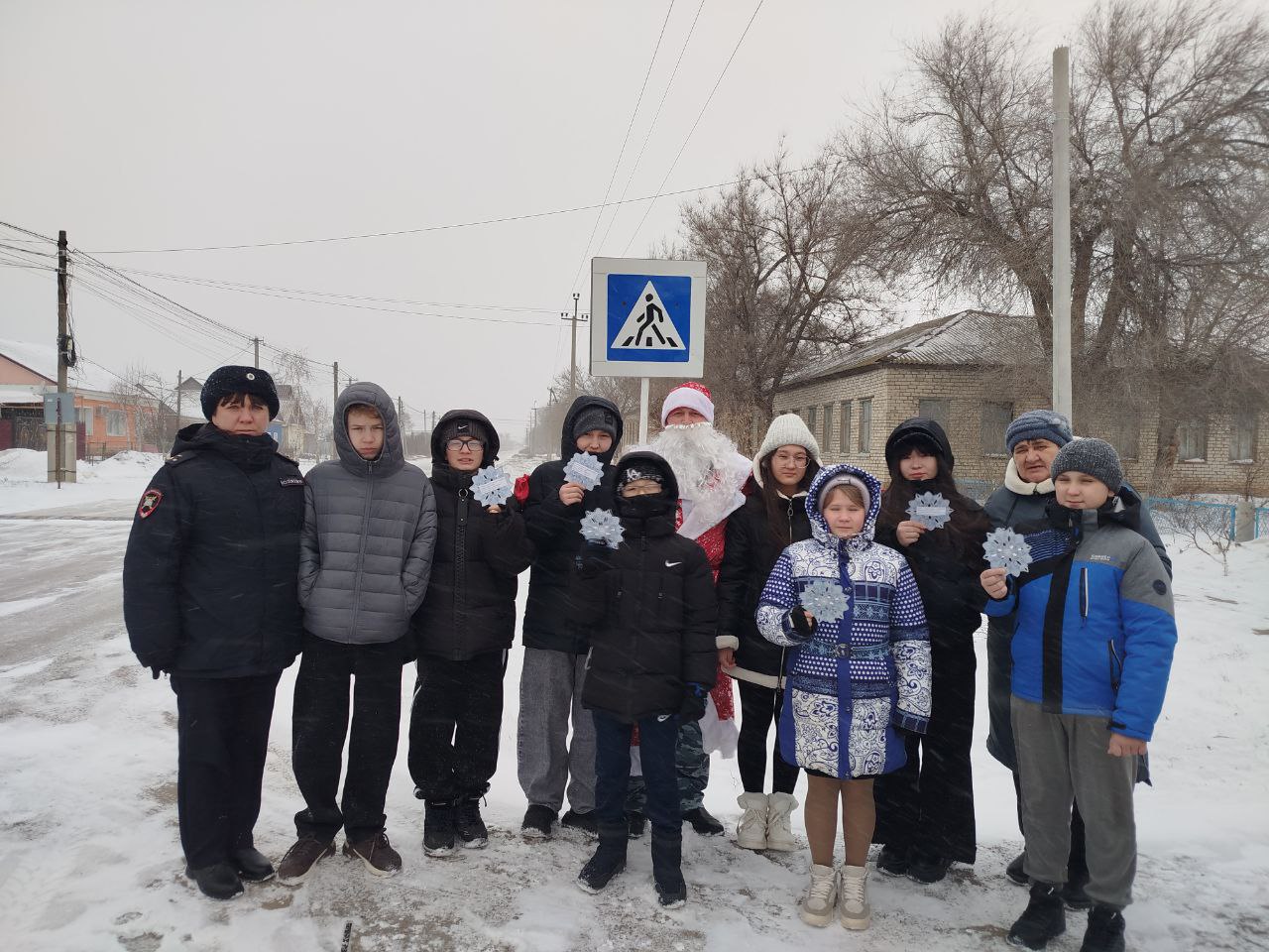 В Новоузенске полицейский Дед Мороз, сотрудники Госавтоинспекции и отряд ЮИД напомнили пешеходам о важности соблюдения правил безопасности на дороге