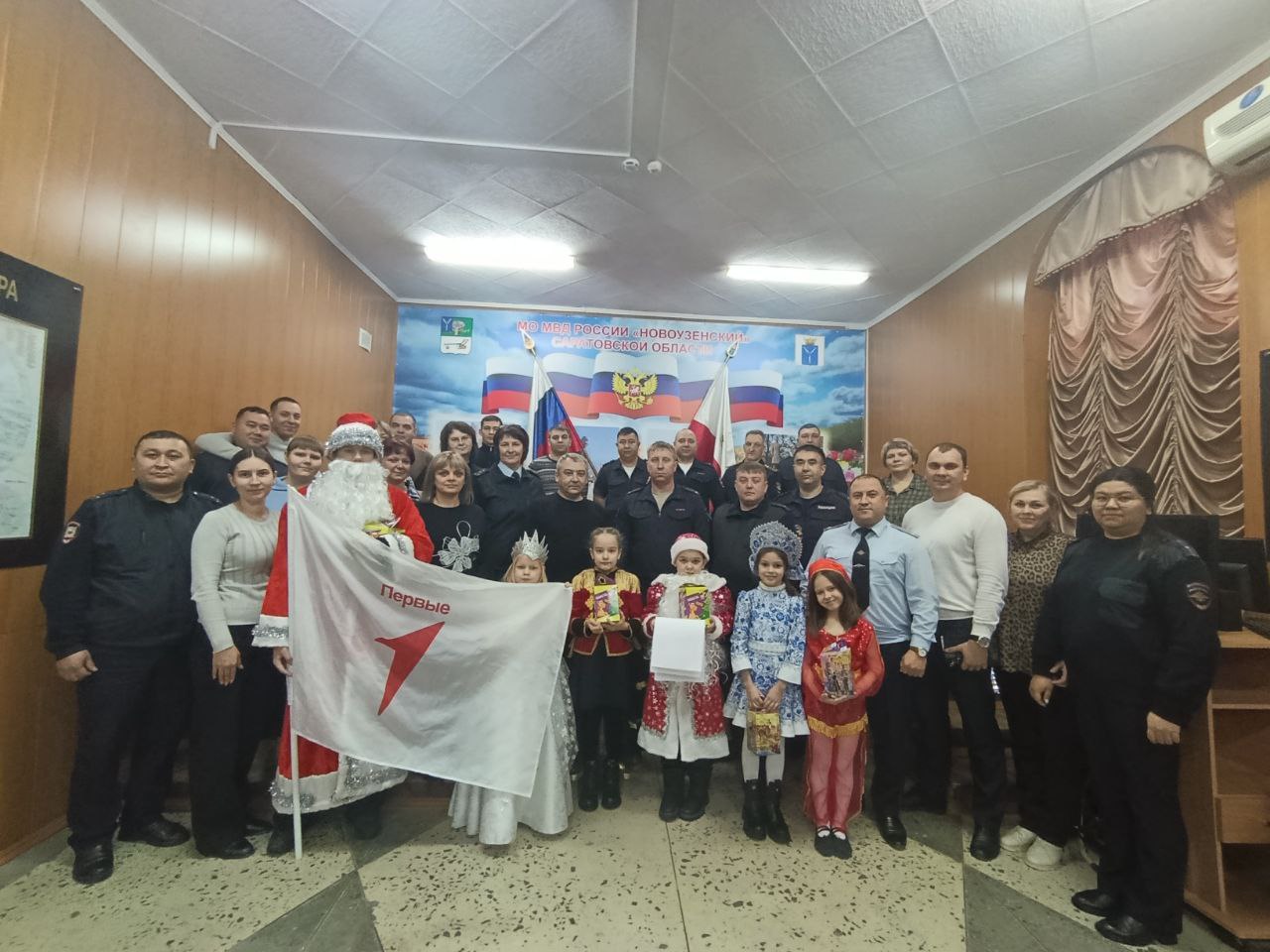 Школьники поздравили полицейских с наступающим Новым годом!!!