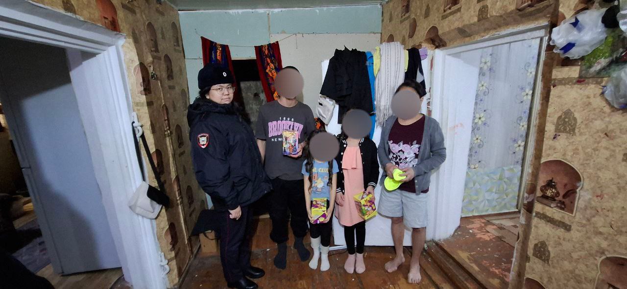В ходе акции «Полицейский Дед Мороз» Инспектор ПДН поздравила многодетную семью с наступающим Новым годом