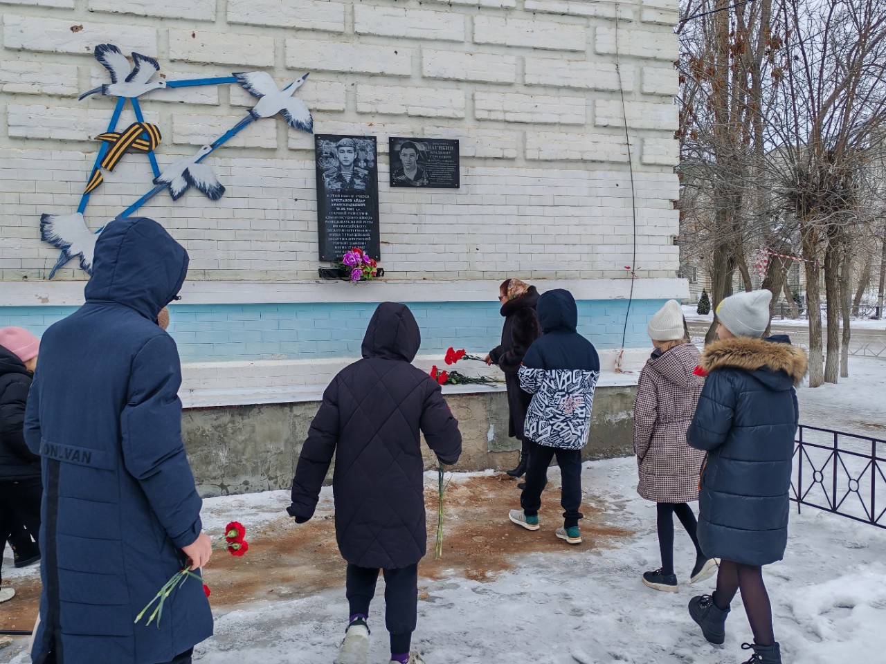 Мемориальную доску в память о погибшем участнике СВО открыли в школе №8