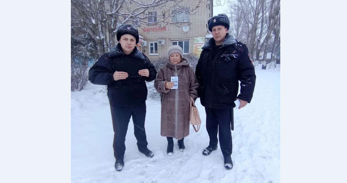 В Новоузенске полицейские провели профилактические беседы в рамках акции «Осторожно - мошенники!»