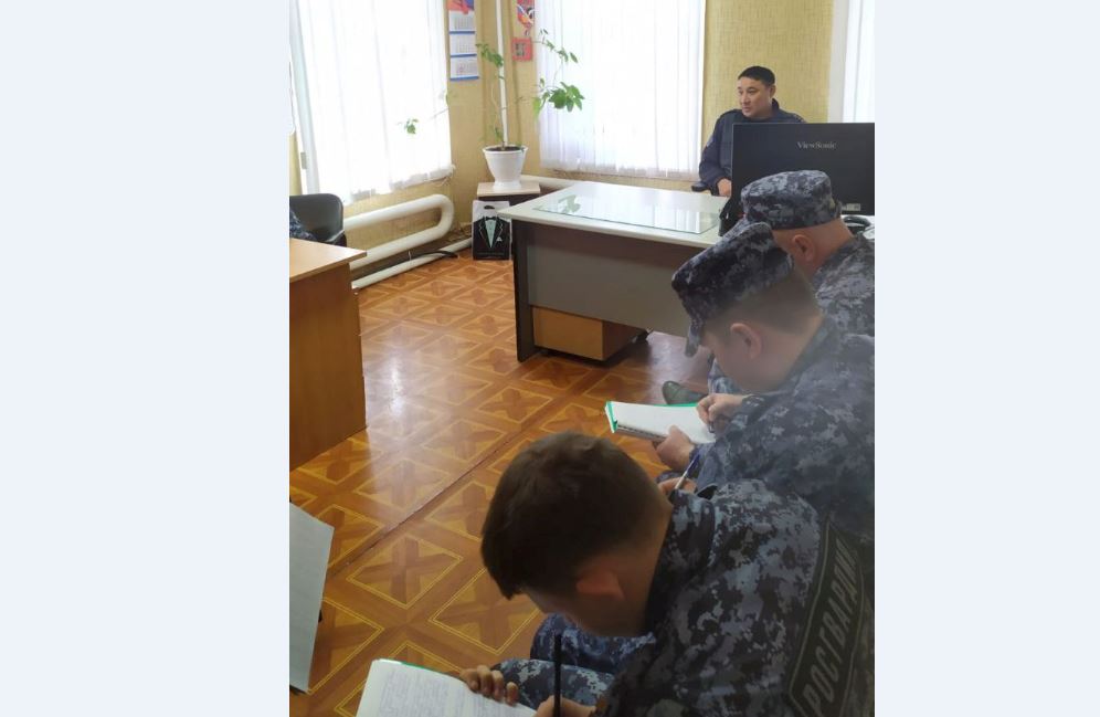 Сотрудник Госавтоинспекции МО МВД России «Новоузенский» Саратовской области провел беседу по безопасности дорожного движения с сотрудниками Росгвардии