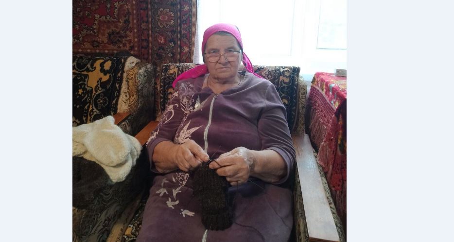 86-летняя пенсионерка вяжет носки для наших ребят