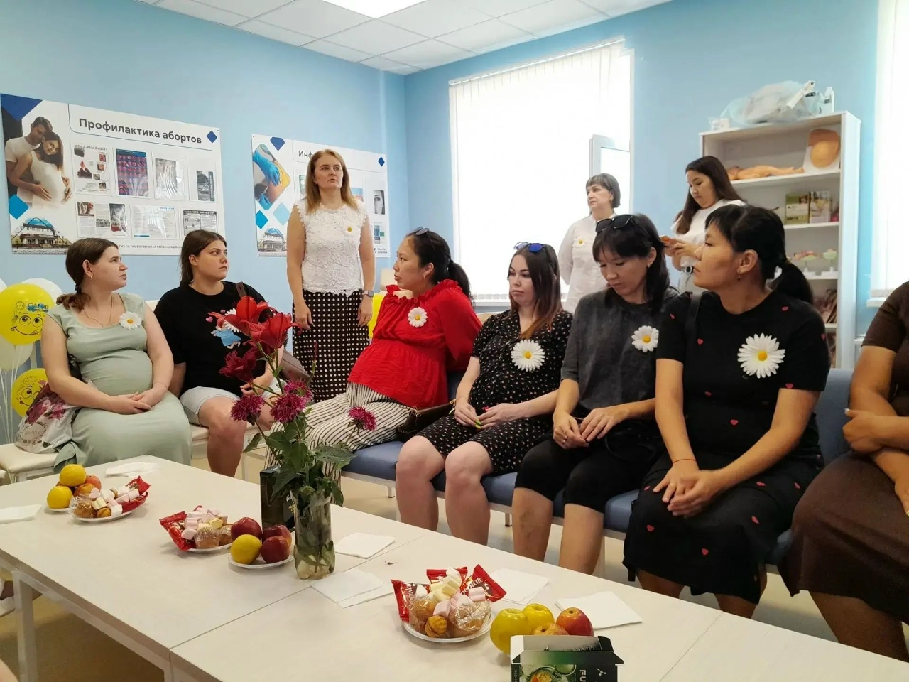«Ромашковое тепло семьи». В Новоузенске будущих мам поздравили с Днём семьи, любви и верности